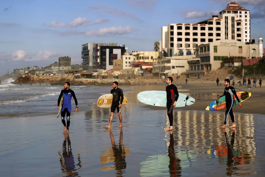 Surfisti palestinesi sulla spiaggia di Gaza. (Afp)